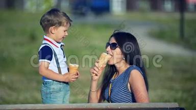 母亲和孩子在<strong>夏日</strong>户外吃<strong>冰淇淋</strong>